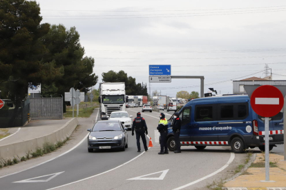 Controles policiales a la entrada de uno de los polígonos industriales de Lleida el pasado 30 de marzo.