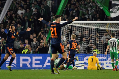 Leo Messi, envoltat de jugadors del Madrid durant el clàssic de dimecres al Camp Nou.