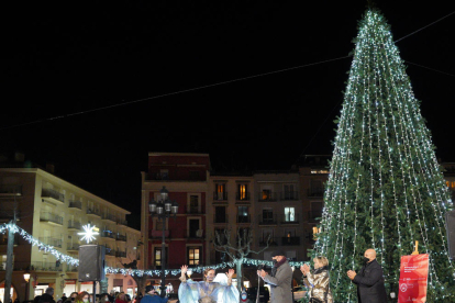 La Zona Alta va ser un dels escenaris de l’encesa dels llums nadalencs ahir a Lleida.