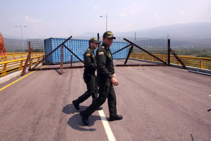 Policías colombianos en la frontera de Cúcuta, bloqueada por orden del Gobierno de Maduro, ayer.