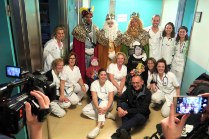 Els Reis i l’alcalde, durant la visita a l’hospital Arnau de Vilanova, ahir.
