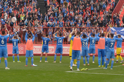 Jugadores del Lleida saludan a la afición azul en el campo del Nàstic de Tarragona.