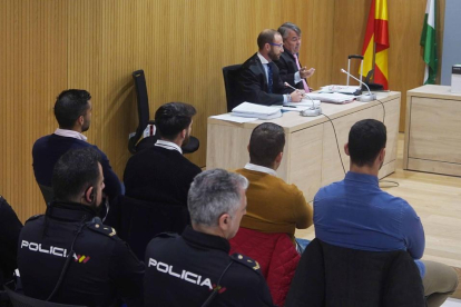 Los miembros de La Manada (de izquierda a derecha), Manuel Guerrero, Jesús Escudero, José Ángel Prenda y Alfonso Jesús Cabezuelo, sentados en la sala de la Audiencia de Córdoba durante el juicio