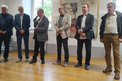 El regidor Jaume Rutllant i Jesús Navarro (al centre), ahir a la inauguració de la mostra a Foix.