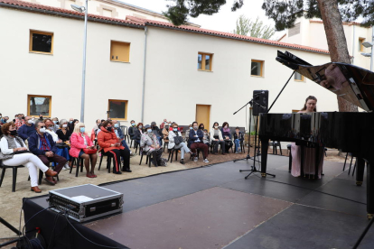 La pianista Laura Farré va oferir el seu concert als jardins de Santa Clara.