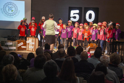 La Coral Infantil Nova Cervera va nàixer el 1970, va ser embrió d’altres formacions corals de la ciutat i compta avui amb 65 joves cantants.