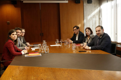 Los integrantes de la reunión de los equipos negociadores del PSOE y ERC que ha tenido lugar este martes en Barcelona.
