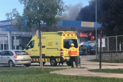 Els bombers eviten que un foc en una fusteria s’estengui cap a una gasolinera a Olot