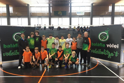 Los alumnos del colegio Claver compartieron entrenamiento con los jugadores del Balàfia Volei.
