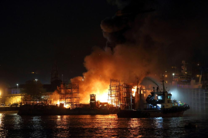 Un incendi crema tres vaixells en una drassana gallega
