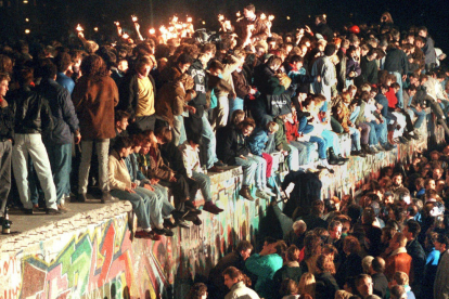 Imagen de la noche del 9 de noviembre de 1989 de la celebraciones por la apertura del muro que dividía Berlín en dos.