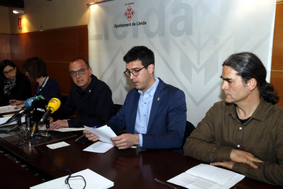 L'alcalde de Lleida, Miquel Pueyo, i els tinents d'alcalde Toni Postius i Sergi Talamonte, en la roda de premsa sobre el tancament de l'exercici fiscal.