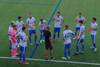 Jugadores del Mollerussa escuchan la charla del técnico Josep Maria Turull ayer durante un descanso.