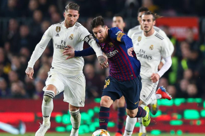 Ramos y Messi peleando por el balón.