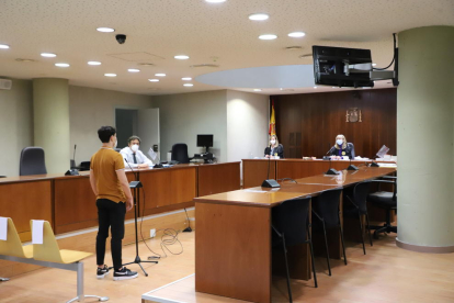 L’acusat, durant la seua declaració ahir al judici celebrat a l’Audiència de Lleida.