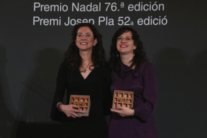 Las escritoras Ana Merino y Laia Aguilar, ayer, tras recibir el Nadal y el Josep Pla, respectivamente.