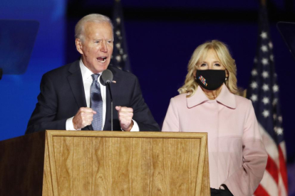 Joe Biden, acompañado de su esposa, se mostró ayer muy optimista y defendió que “nadie nos robará la democracia”.