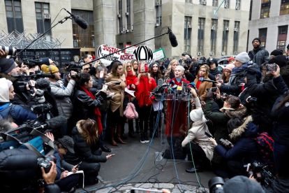 El productor de cine Harvey Weinstein, ayer, al llegar al tribunal de Nueva York que le juzga.