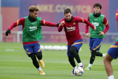 Messi conduce el balón ayer durante la sesión de entrenamiento.