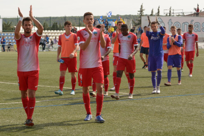 Jugadores del Lleida saludan a la afición el domingo en Ejea.