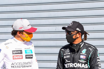 Sainz conversa amb Hamilton ahir a Monza.