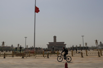 Las calles de China se paralizaron ayer durante los tres minutos de silencio que se guardaron en memoria de las víctimas de la pandemia.