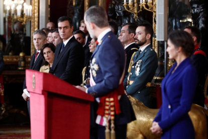  El rey Felipe VI pronuncia su discurso en presencia del presidente del gobierno en funciones Pedro Sánchez.