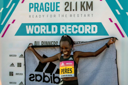 Una keniana bate el récord mundial de medio maratón