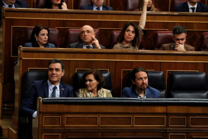 El presidente Pedro Sánchez junto a los vicepresidentes Carmen Calvo y Pablo Iglesias durante el pleno.
