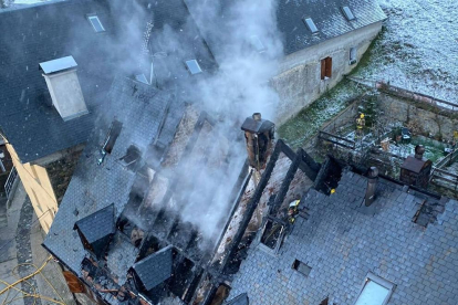 Fuego en una chimenea en una casa de Lles de Cerdanya. 