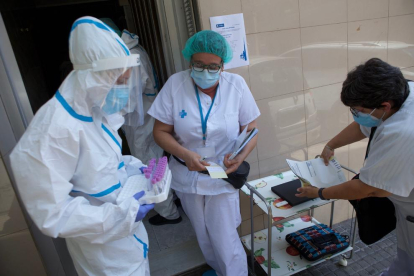 Salud comenzó ayer en la población de Ripollet un cribado masivo y voluntario “puerta a puerta”.