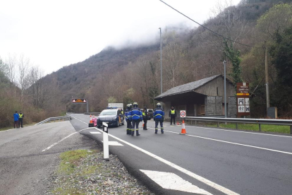 Control policial a la frontera de la Val d’Aran amb França el mes de març passat.