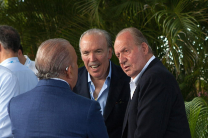 Imatge d’arxiu en la qual es veu el rei Joan Carles conversant amb l’empresari José Fanjul (c).