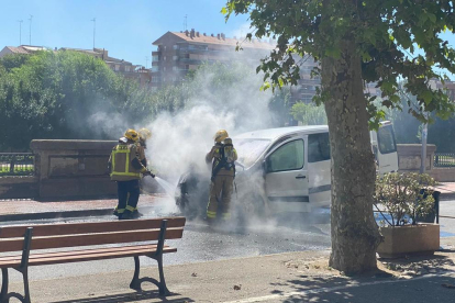 Un fuego calcina una furgoneta en la calle de la Banqueta de Balaguer