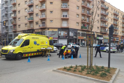 Els sanitaris atenent el motorista ferit, que va ser evacuat a l'Arnau de Vilanova.
