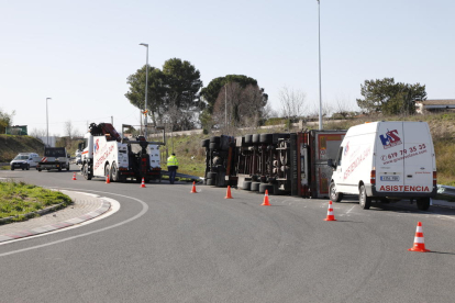 Ileso un conductor tras volcar su camión en Vilanova de la Barca 