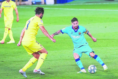 Messi felicita a Griezmann, eufórico tras marcar un gran gol de vaselina.