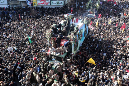 Desenes de milers de persones es van congregar a la plaça Azadí de Kerman i els seus voltants per retre homenatge a Soleimaní, assassinat divendres passat en un bombardeig selectiu dels Estats Units a Bagdad.