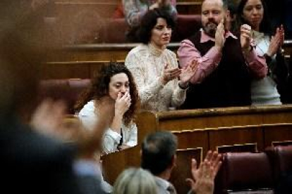Emotiu aplaudiment a la diputada que ha acudit a votar malgrat estar malalta