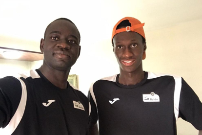 Ablaye Mbaye i Pa Mor Diene comparteixen pis a Lleida i estan en contacte permanent amb el Senegal.
