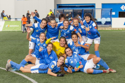 Les jugadores de l'AE M celebren la victòria contra l'Oviedo, en l'últim partit que van jugar el 2019 i amb el qual tancaven la primera volta.