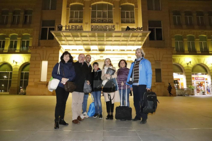 Un grup d'usuaris diaris de l'Avant, ahir davant de l'estació de trens Lleida-Pirineus.