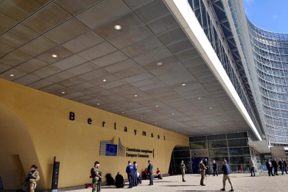 Vista de l'entrada a la seu de la Comissió Europea a Brussel·les.