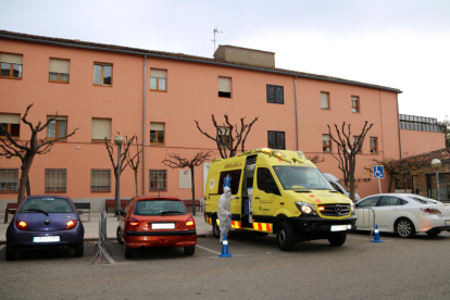 Una ambulancia en el exterior de la residencia Fiella de Tremp el jueves.