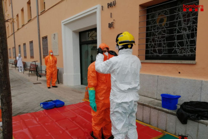 Una ambulancia en el exterior de la residencia Fiella de Tremp el jueves.