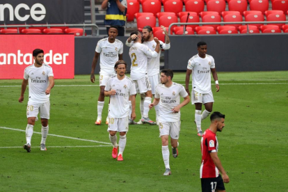 Los jugadores madridistas felicitan a Sergio Ramos después de anotar el penalti decisivo.