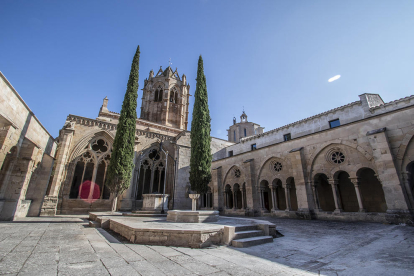 El monestir de Santa Maria de Vallbona de les Monges és una abadia cistercenca que data del S.XII i on actualment hi viuen una comunitat de 7 germanes.