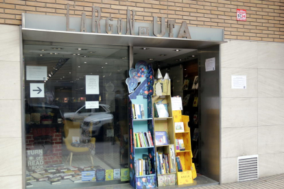 Una librería de Balaguer pone en marcha una campaña solidaria para recoger fondos para el Hospital Arnau de Vilanova