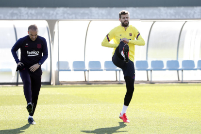 Els jugadors del Llevant Koke i Aitor Fernández, al sortir de les oficines després de sotmetre’s al test.