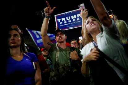 Partidarios de Trump, uno de ellos armado, en una protesta en Arizona por el recuento de las elecciones.